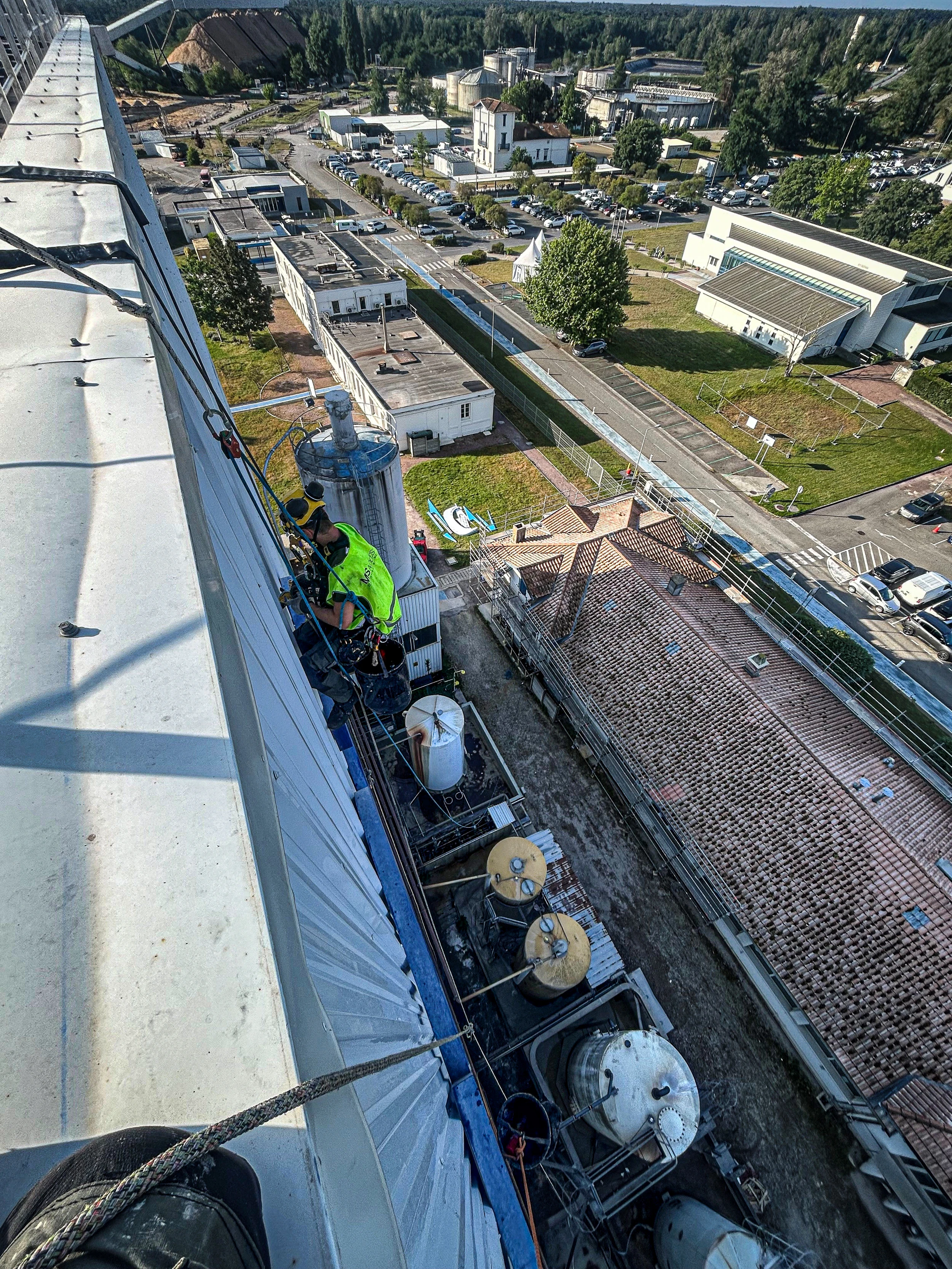 Intervention de cordistes MS Access pour nouvelle identité chez SMURFIT WESTROCK à Biganos (industrie) – 1